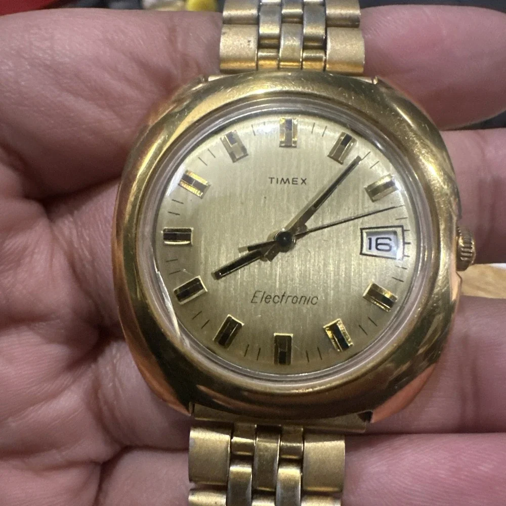 Works Vintage 1970's Timex Electric Mens Watch Quartz Gold Tone 38mm Cushion 7.5